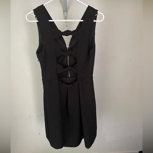 Great for parties and other festive events. Easy to match shoes and jewelry. - Picture 2 of 3